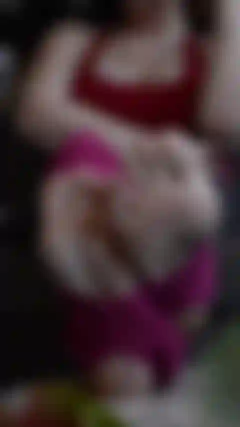 La milf con le suole degli scaldamuscoli mostra il feticismo del piede.