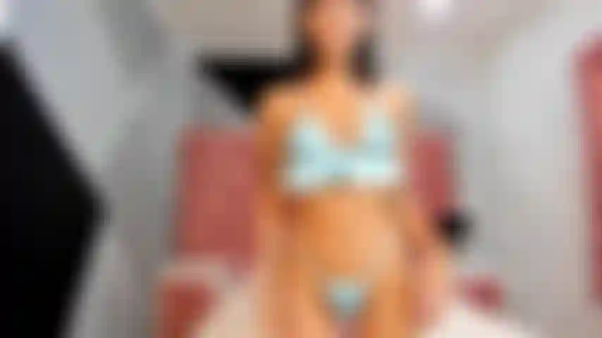 Ti piacerebbe goderti una danza sexy e bollente mentre mi spoglio per te, puoi anche ammirare i miei tatuaggi sul mio corpo nudo e sexy?