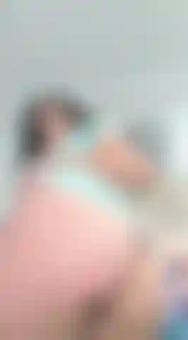 Guarda come mi tolgo le mutandine e mi chino, vedrai tutto!!!