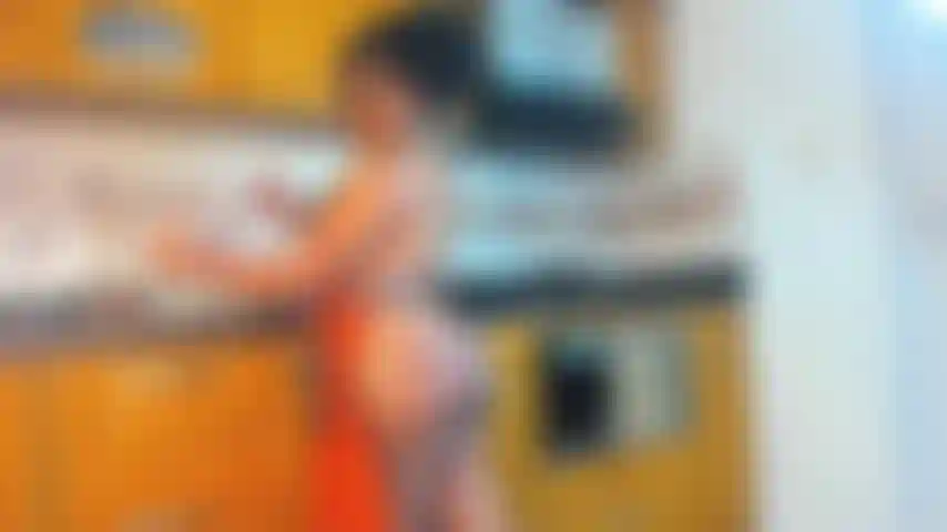 Vieni a scoparmi mentre cucino e gioco con il tuo latte.