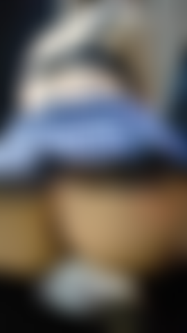 Con un gran culo e una gonna sexy.