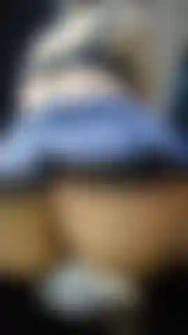 Con un gran culo e una gonna sexy.