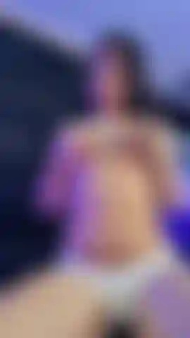 Mi piace quando giochi con le mie tette.