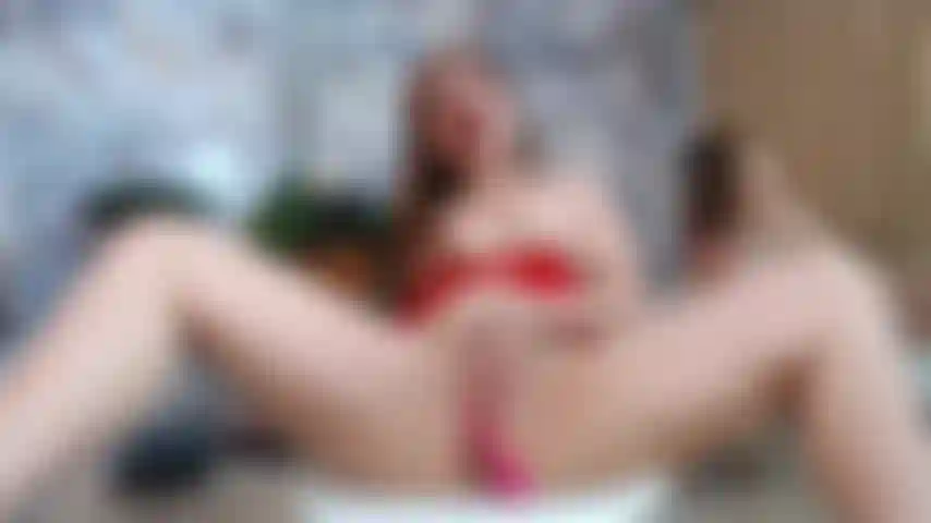 Il mio dildo mi scopa la figa molto velocemente e con forza.