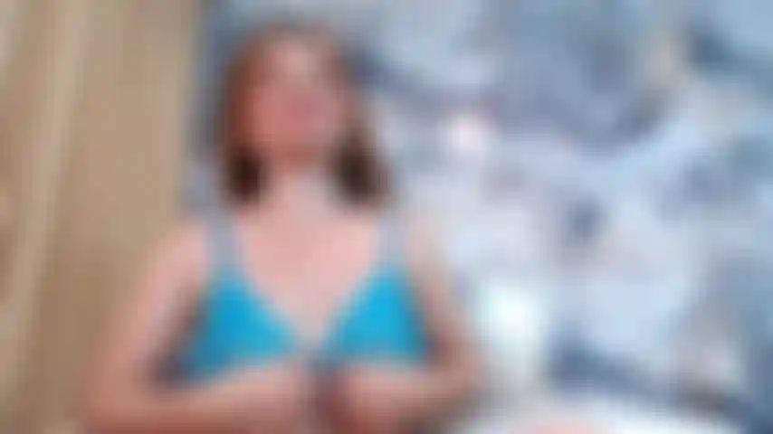 La mia figa rosa e stretta è fottuta da un cazzo nero...