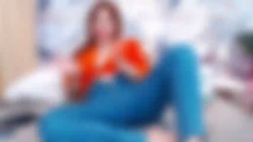 Completamente nuda, gioco con il vibratore e succhio i piedi.