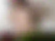 Una donna sexy nella vasca da bagno, in attesa di compagnia.