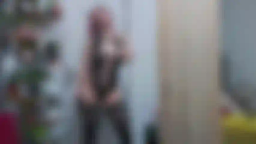 Che si tocca la figa indossando calze sexy e lingerie.