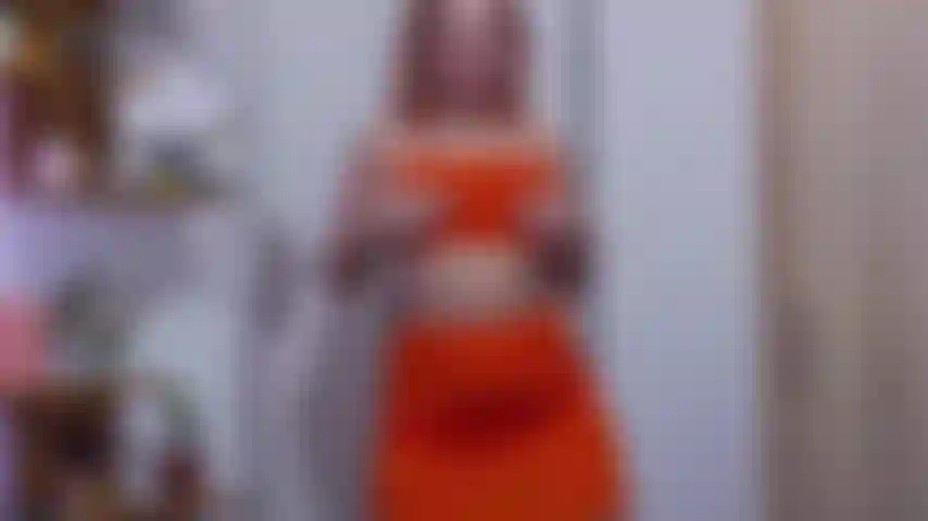 Che si masturba sulla sedia.