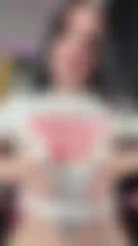 Gioco con i miei capezzoli piercing & imploro il tuo sperma.