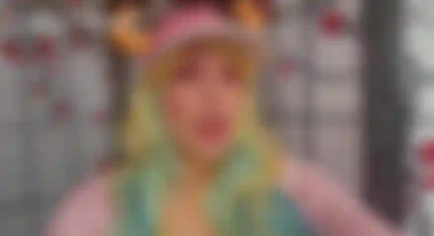 Lucoa prova l'espansione del seno.