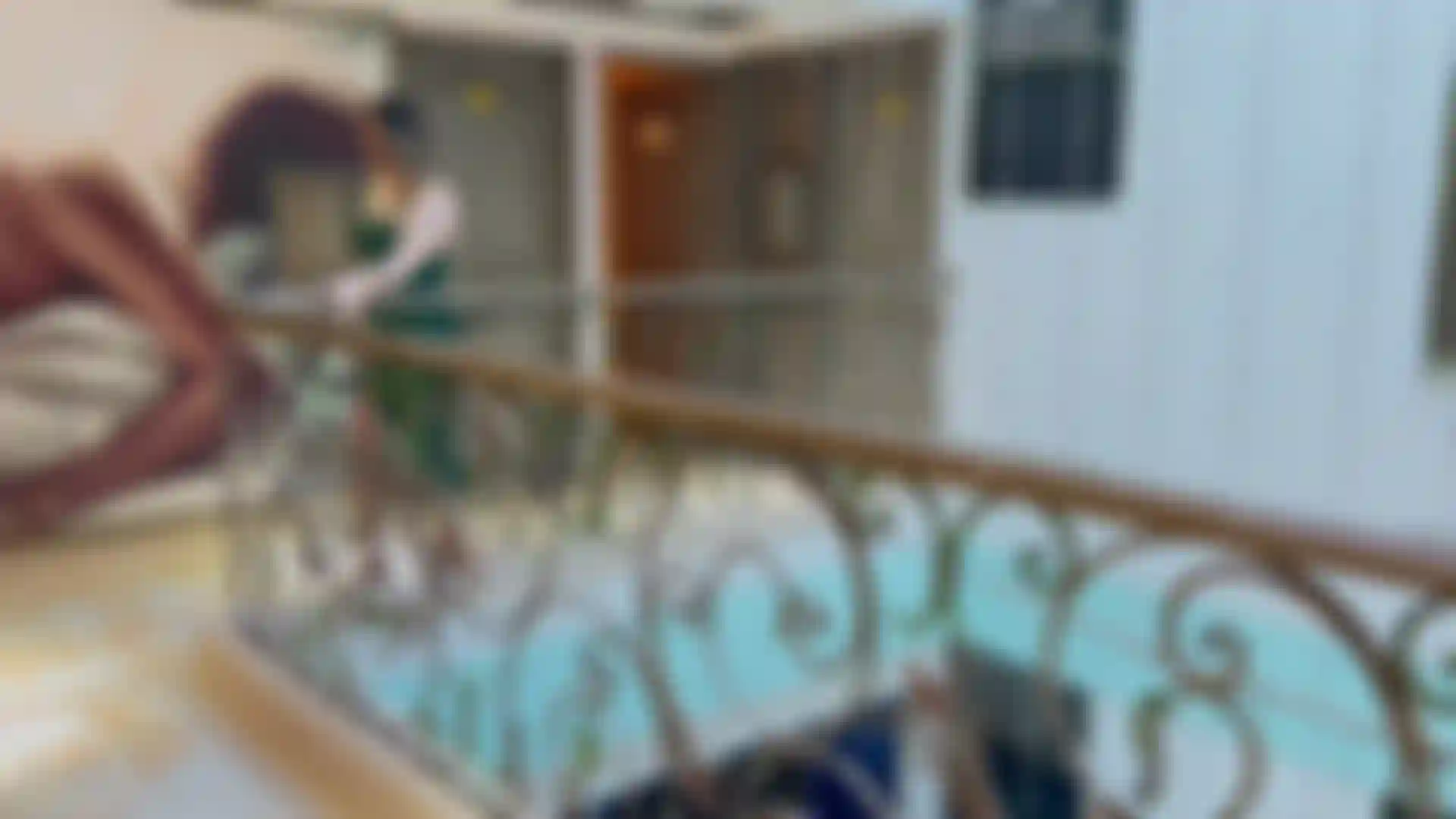 Incrociamo i nostri sguardi.