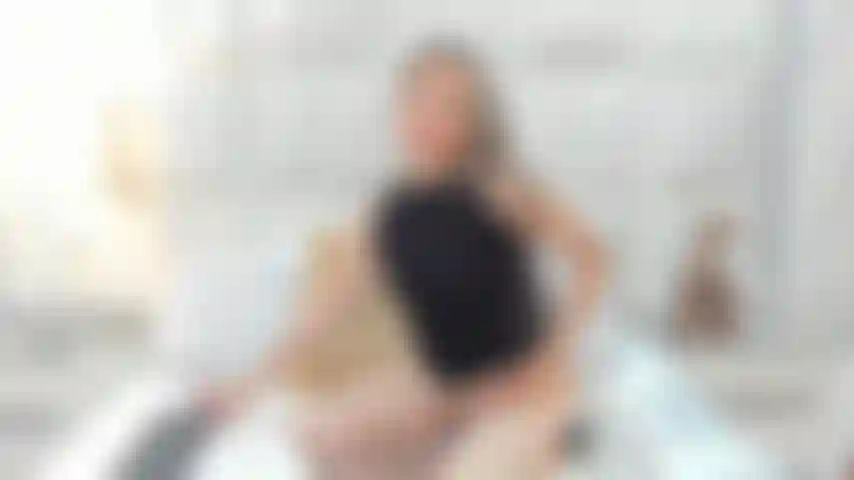 Una ragazza_completamente_nuda,_pompino,_saliva_sul_tette_e_massaggio_.