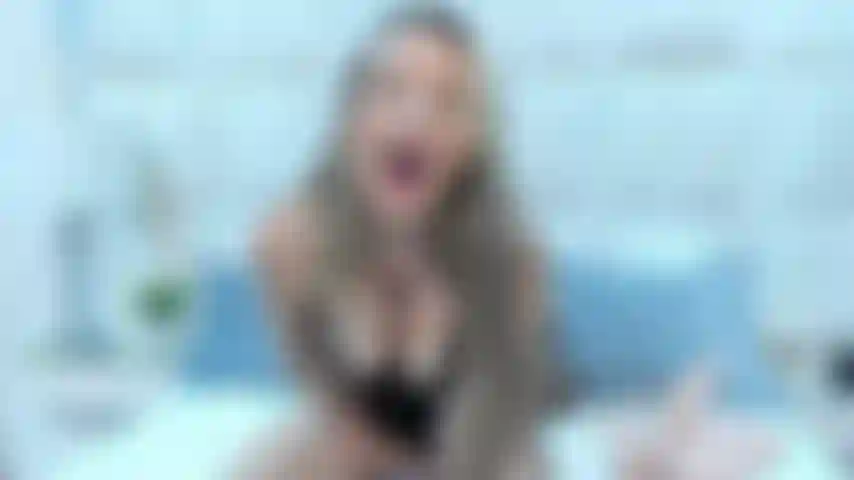 Charlotte sexy e sensuale, cavalca, geme come una pazza e piena di soddisfazione.