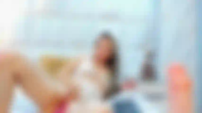 Charlotte cattiva con il suo dildo.