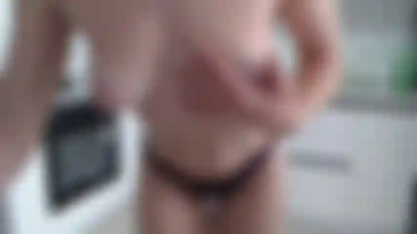 Mi spoglio nuda e mi sditalino la fica.