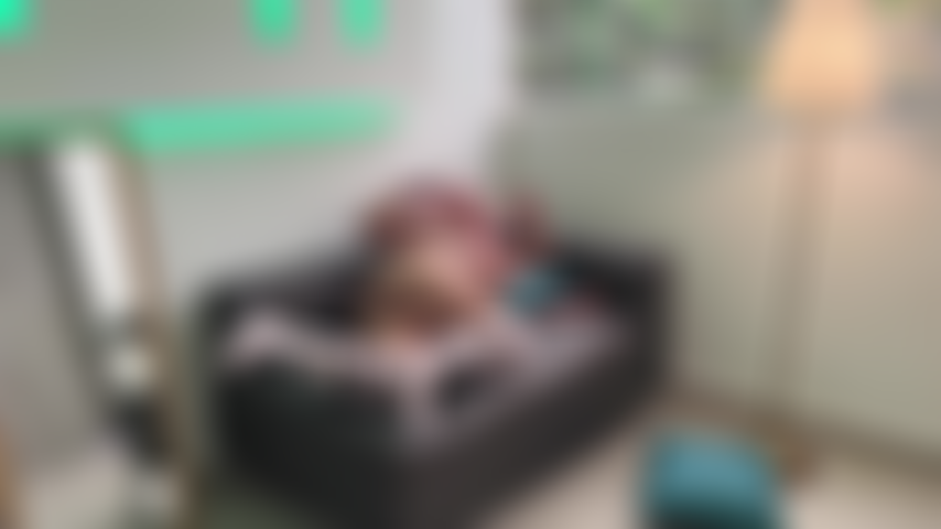 Scopami forte sul divano.