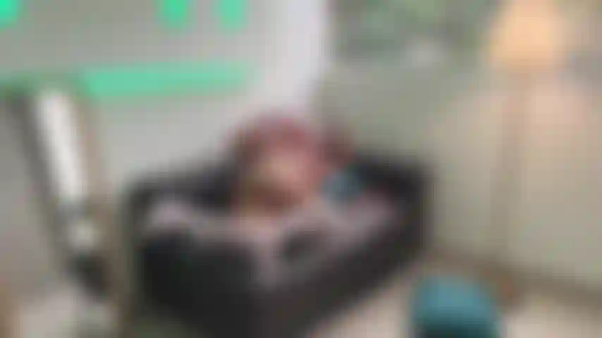 Scopami forte sul divano.