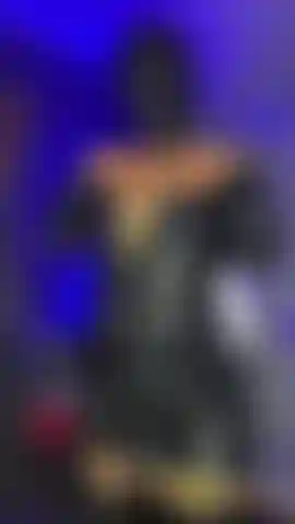 Il suono del lattice che si muove è l'unica melodia che sentirai mentre esegui i miei ordini.