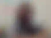 La tua ragazza camgirl ha avuto qualche idea! Sei abbastanza coraggiosa da provare il suo strap-on nel tuo culo stretto?