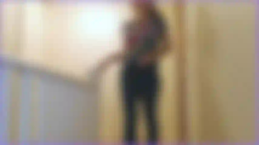 Mi tolgo scherzosamente i miei vestiti normali e sei piacevolmente sorpresa di vedere un minuscolo bikini su di me invece di reggiseno e mutandine! Mi agito, succhio il tuo cazzo e imploro la tua sborra!