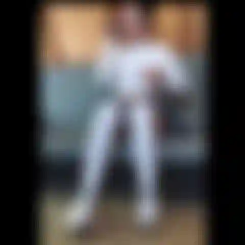 Succhio un grosso cazzo nero e un cazzo bianco.