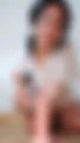 Cavalcando il cazzo mattutino e stuzzicando la figa gemendo divertente.