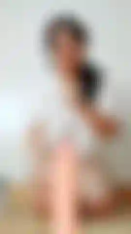 Un pompino naturale e slurpy in maglietta bianca.