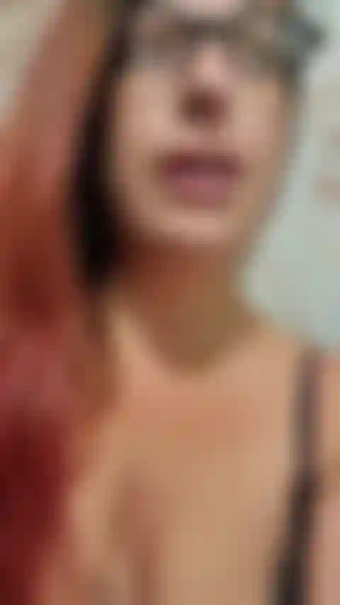 Erano passate settimane dall'ultima volta che avevo un vero orgasmo. Mi intrufolo nel bagno nel cuore della notte con 2 miei cari vecchi amici fidati e vengo due volte! Sicuramente anch'io ho tanto bisogno di orgasmi! Non crederai a quanto sia bagnata e succosa la mia figa! Audio!