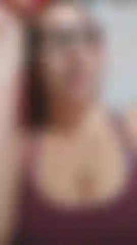 Non venivo da 9 settimane ed era ora! Mi intrufolo nel bagno nel cuore della notte e ti appendo le mie tette pesanti in faccia mentre cavalco le mie vibrazioni e vengo, poi mi sdraio e allargo le gambe con la mia figa molto pelosa e vengo di nuovo!