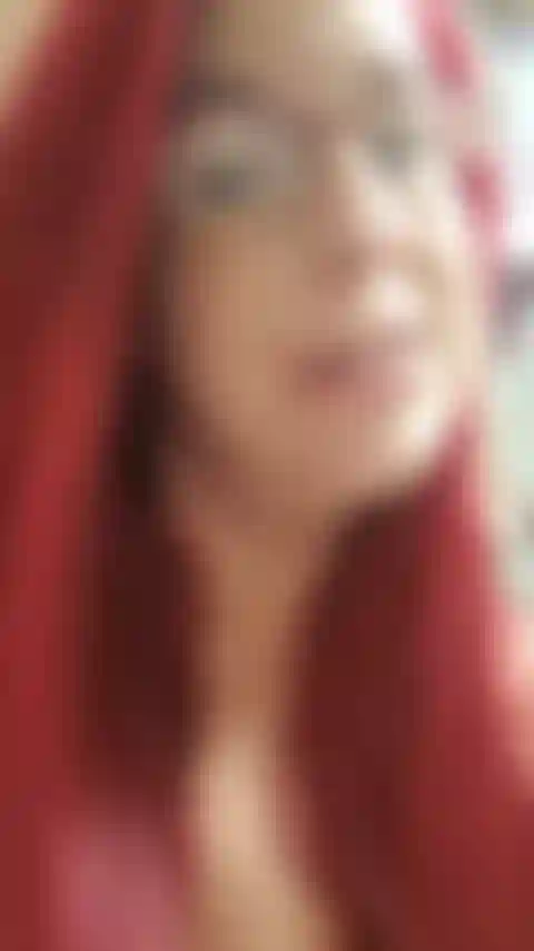 Sto provando alcuni vestiti pre-incinta che sicuramente non mi vanno più bene. Le mie tette escono, il mio culo ingoia i miei pantaloncini! Metto in mostra, mi dondolo/rimbalzo e scuoto il culo, le tette e la pancia! 38 Settimane preggo!