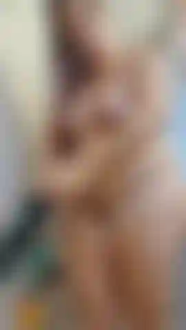 È passato molto tempo (quasi 2 anni) dall'ultima volta che ho avuto il tempo di farmi una doccia in un po' di pace e tranquillità. Ho approfittato della situazione e ho provveduto a pulirmi molto bene il clitoride con la doccetta.... Audio!