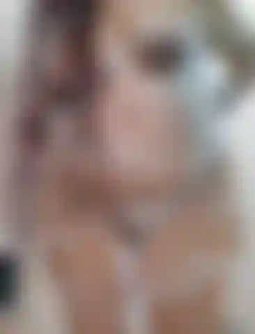 Dopo 3 settimane frenetiche e davvero poco tempo da sola, ho dovuto approfittare di tutto il tempo libero per venire! Ero sotto la doccia e ho pensato che fosse il posto giusto per bagnarmi e farmi venire molto forte con il soffione della doccia! 25 Settimane!