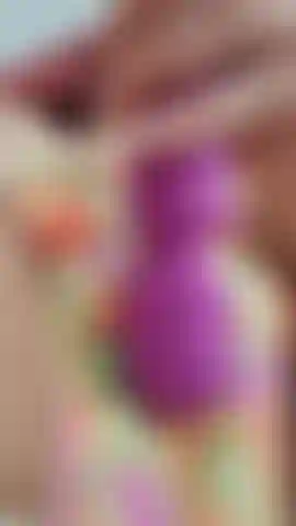 Mi stuzzico con il vibratore sopra le mutandine, poi lo infilo dentro e faccio vibrare il clitoride finché non raggiungo un bell'orgasmo con la telecamera vicino alla faccia così puoi vedermi la faccia mentre sborro! Audio!