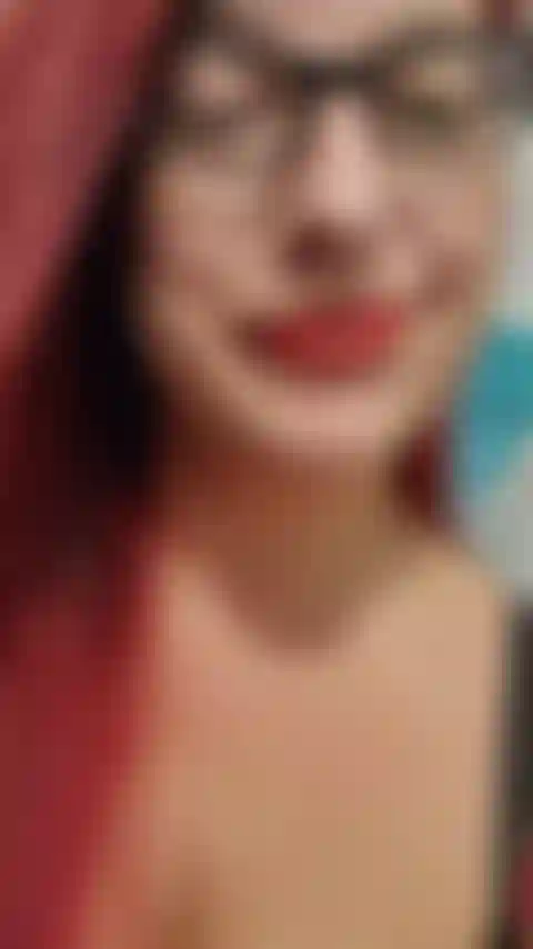 Non è una sorpresa che mi piaccia essere tutto naturale, ma a volte una ragazza vuole fare qualcosa di speciale! Guardami leccare, succhiare e accarezzare il tuo enorme cazzo (ha usato il grosso dildo per questo) mentre indosso il rossetto rosso! Audio!