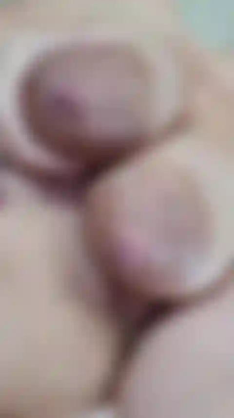 Le mie tette erano così piene che ho dovuto allentare la pressione! Guardami spremere un po' di latte dalle mie tette piene;).