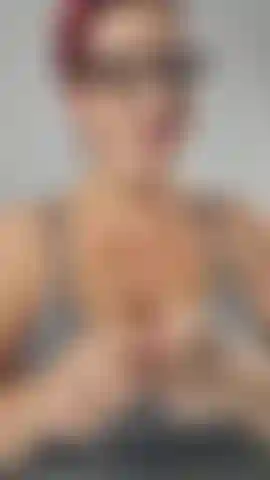 Brendan voleva che cavalcassi il suo cazzo dopo essermi spogliata e aver mostrato la mia pancia incinta! Mi siedo sul suo cazzo, lo cavalco e parlo di mungere tutto il suo sperma con la mia cremosa figa incinta mentre sborro con lui dentro di me! 38 Incinta di settimane.