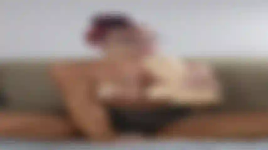 Non allargavo la mia figa con uno dei miei enormi giocattoli da un po' e ne avevo davvero bisogno! Guardami mentre affronto il cazzo enorme di adam, 12 pollici! Ho spinto i miei limiti e mi sono fatta venire un crampo andando troppo in profondità, ma ho resistito per riuscire a farmi avere un orgasmo da capogiro! (Audio!).