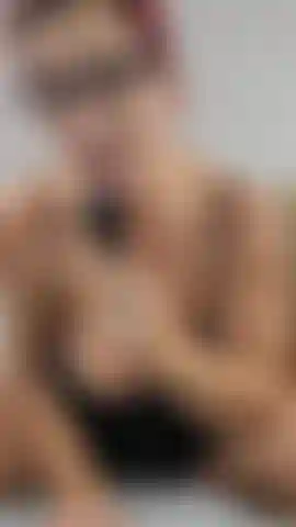 Usando la mia nuova atmosfera, mi siedo sopra e la cavalco con le mie grandi tette cadenti e incinte appese e vengo super forte! Poi mi scopo la mia figa cremosa e incinta con il mio dildo di vetro e uso l'atmosfera allo stesso tempo e vengo una seconda volta e alla fine metto in mostra la mia figa cremosa!