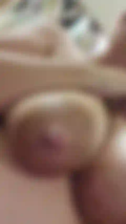 Sto usando il mio dildo da 10 pollici per la prima volta da quando ho partorito 3 mesi fa! Guardami leccare e succhiare i miei capezzoli e succhiare il latte, scopare la mia figa con il giocattolo e farmi venire mentre schizzo il latte ovunque e faccio un gran casino! - Audio!