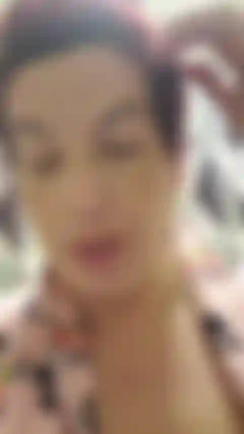 Mi spoglio e mostro per la prima volta il mio corpo dopo il parto, mostrando anche quanto è pelosa la mia figa e spruzzando del latte! - Audio!