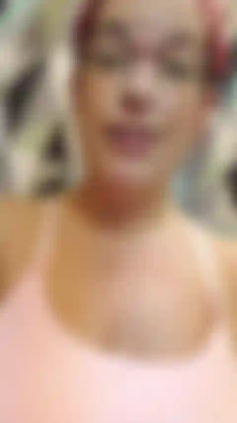 Strofino l'olio sulla pancia e sulle tette incinta di 39 settimane e le metto in mostra dopo che sono tutte belle e lucenti con l'olio! - Audio!