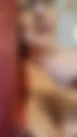 Mi spoglio con una visione di tutto il corpo da dietro e poi tiro fuori e uso il mio giocattolo di vetro per la prima volta da molto tempo e la mia vibrazione e un bel grande orgasmo! La mia figa era così bagnata! ( Audio).