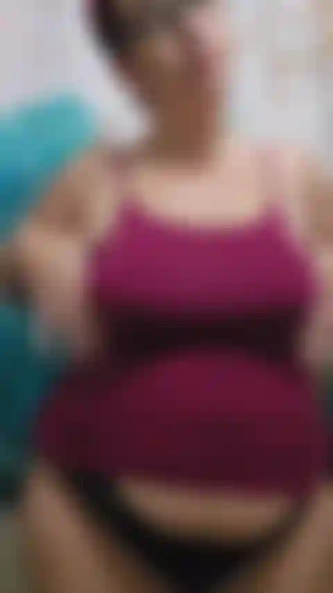 Metto in mostra le mie enormi tette dopo il parto, poi mi sdraio e ti faccio salire su di me e scoparmi in stile missionario pov così puoi guardare le mie enormi tette piene rimbalzare come se mi stessi scopando e parlando di mi stai mettendo incinta di nuovo!