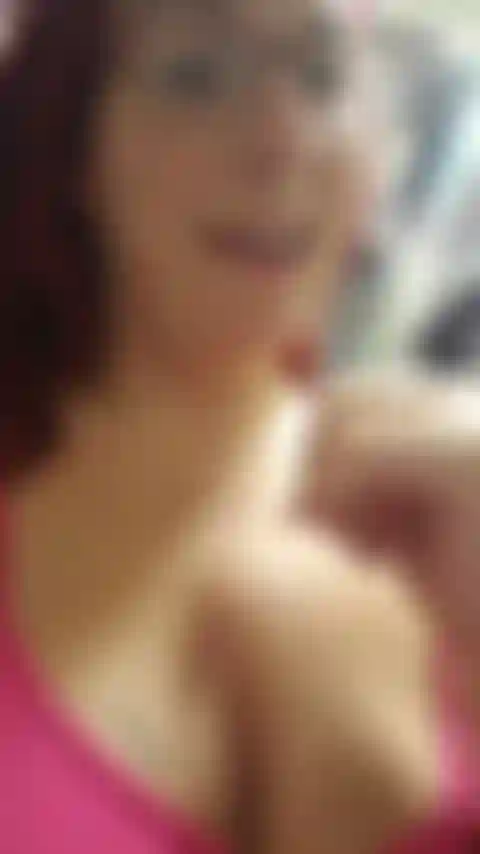 23 Incinta da settimane - pompino sciatto e bavaglio e sputi su tutto il seno e la pancia. Ho registrato questo video nel mio 'ufficio' con il mio telefono in modo che abbia l'audio:).