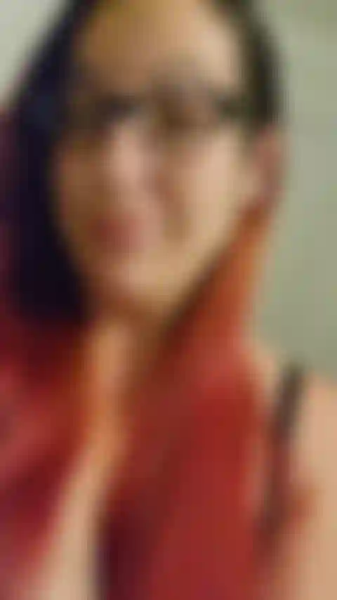 Vedo tutto il corpo dalla testa ai piedi in leggings/canotta/reggiseno/mutandine mentre mi tolgo tutto e poi ti appendo le tette in faccia e le scuoto! Audio!