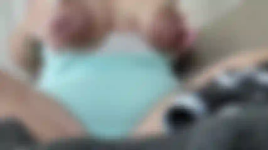 Le mie tette erano super piene e avevo bisogno di scaricarmi un po'. Guardami mentre schizzi il latte materno per alleviare un po' la pressione!