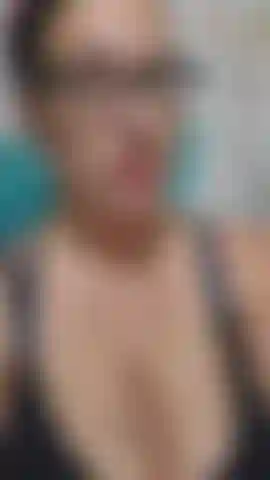 Ho trovato il mio piccolo vibratore nero! Mancava da così tanto tempo questo piccolo succhiatore forte mi fa sempre venire così velocemente ma volevo arrivare al limite. Quando finalmente sono venuta non volevo fermarmi quindi ho continuato perché era così bello e sono venuta di nuovo!