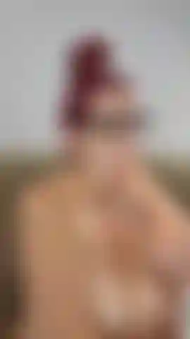 Guardami mentre succhio il tuo cazzo davvero bene e poi ti faccio soffiare un enorme carico di sperma sulle mie tette! ( Video con un dildo che squirta!!) ( Audio!).