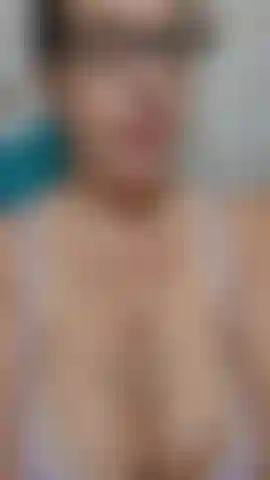 È capodanno e lo champagne scorreva a fiumi, desideravo che tu fossi con me per aiutarmi a svuotare le mie tette mentre svuotavo il tuo cazzo, parlo sporco mentre gioco con la mia figa super bagnata e spruzzo latte per te e imploro il tuo carico di sperma! ( Audio!).